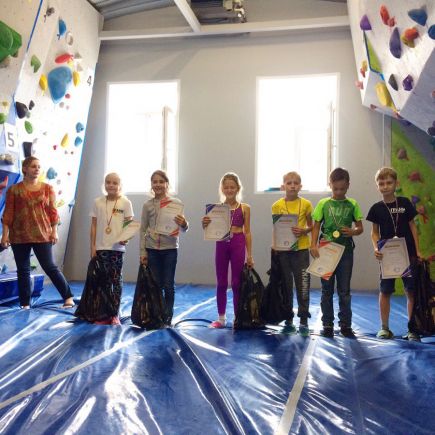 Юные алтайские скалолазы – победители и призёры Открытого первенства Новосибирской области дисциплине боулдеринг.
