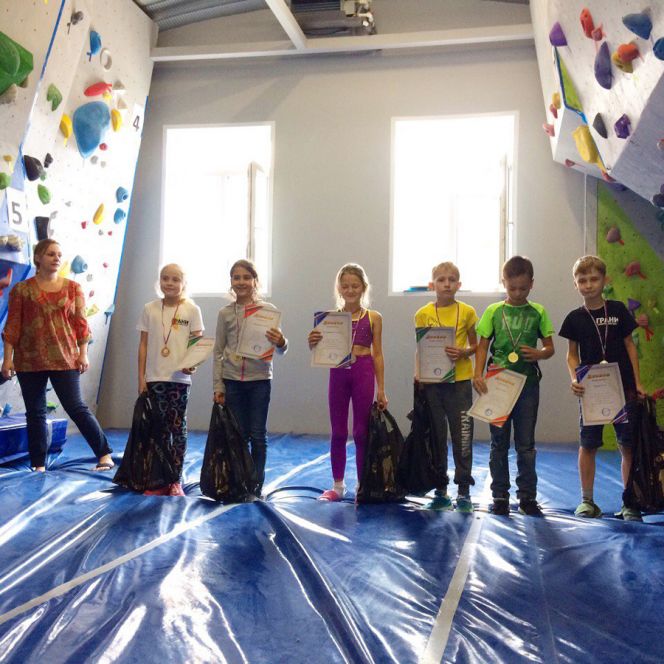 Юные алтайские скалолазы – победители и призёры Открытого первенства Новосибирской области дисциплине боулдеринг.