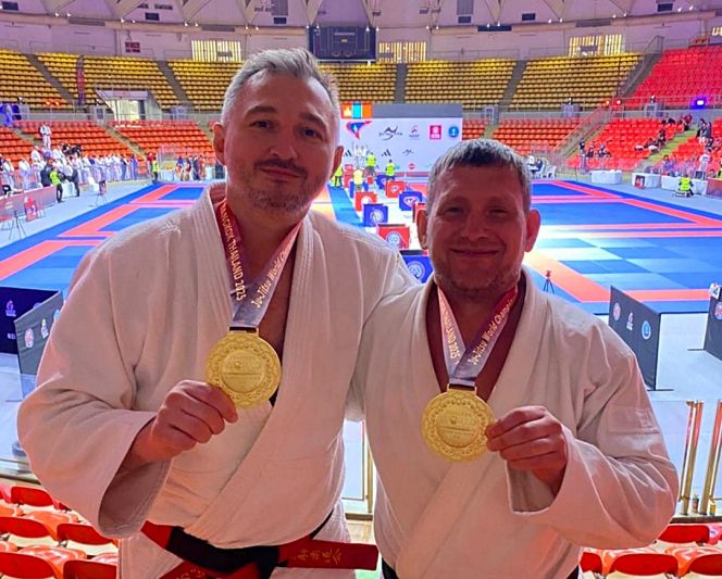 Роман Жигульский на фото справа 