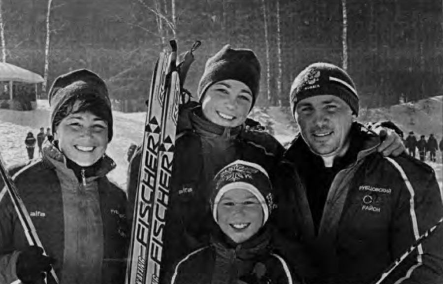 Спортивная семья Штрак из Рубцовского района. Дочь Ангелина когда-то тоже выступала с родителями в семейных стартах. На этой олимпиаде она участвовала в лыжных гонках и горячо болела за маму, папу и братишку. Фото: Сергей Башлычев/ "Алтайская правда" 