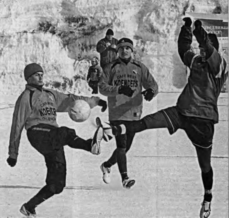 Танцы, снег и футбол. Фото: Сергей Башлычев/ "Алтайская правда" 