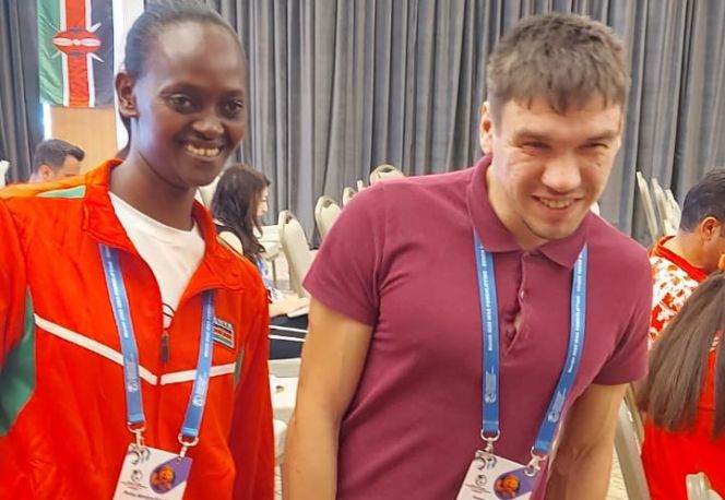 Константин Важенин с кенийской спортсменкой - участницей женского чемпионата мира