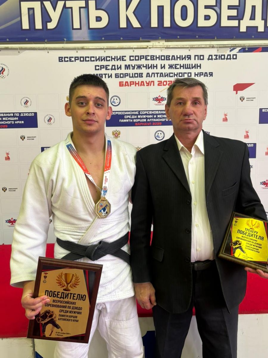 Победитель турнира Никита Коршунов со своим тренером Сергеем Чекарёвым