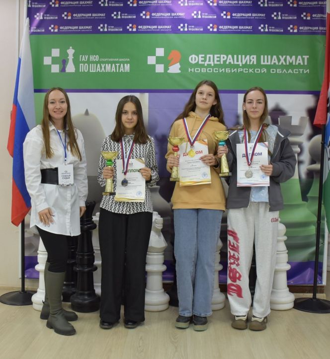 Среди девушек до 17 лет отличились бийчанки: Ксения Будаева завоевала серебро, Полина Пупкова - бронзу.