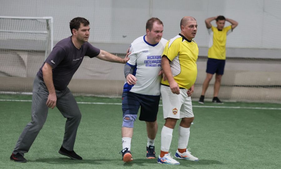 Для голкипера Минстроя поставить стенку из "своего" и "чужого" - дело пары секунд! Фото: Александр Чёрный/"Алтайский спорт"