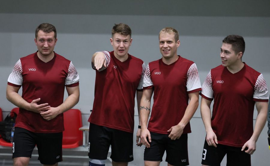 Денис Голобородько рассказывает коллегам по АКЗС, что за нырки и симуляцию судьи будут наказывать жёлтыми карточками. Фото: Александр Чёрный/"Алтайский спорт"