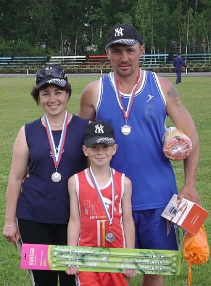 Семья Штрак - серебряные призеры краевой летней сельской олимпиады в Смоленском, 2009 год. Фото из фотоальбома семьи Штрак 
