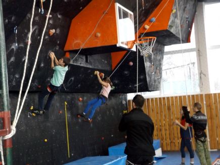 На новых скалодромах в Барнауле провели первенство Алтайского края среди юношей и девушек до 13 лет.
