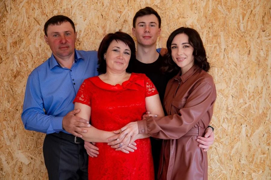 Владимир и Евгения Штрак со своими детьми. Фото из фотоальбома семьи Штрак 