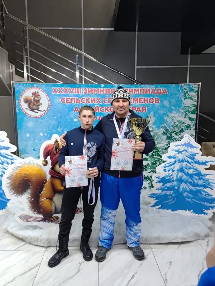 Владимир Штрак со своим воспитанником, победителем зимней сельской олимпиады 2025 года в Завьялово Александром Покатиловым, выигравшим соревнования по полиатлону в возрастной группе 16−17 лет. Фото из фотоальбома семьи Штрак 