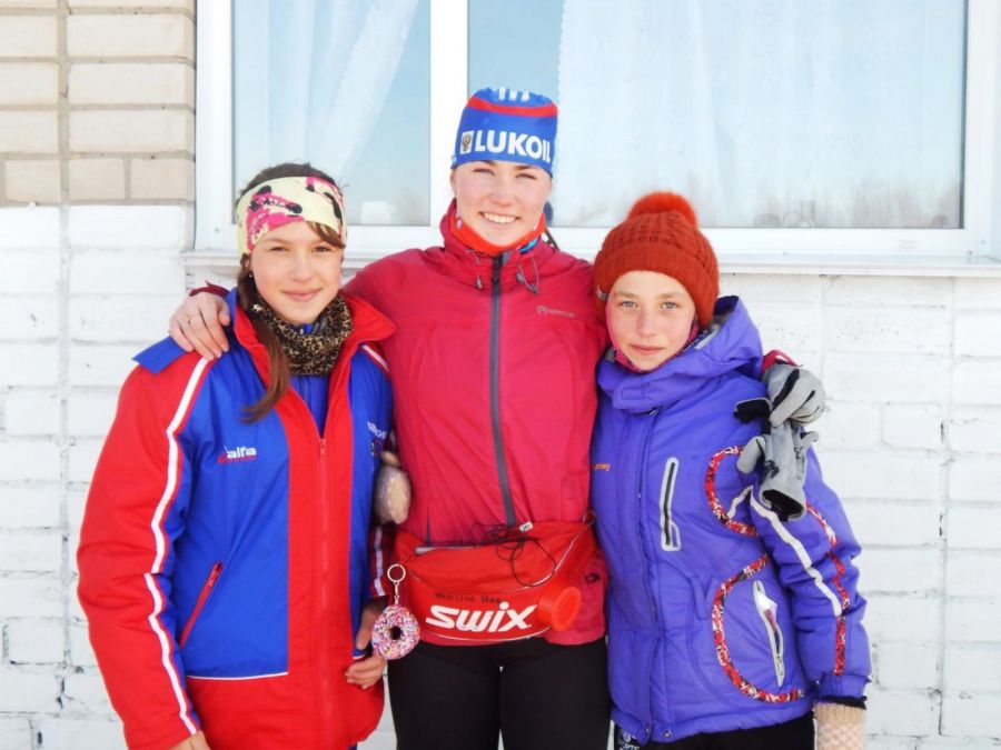 В центре лыжница Вера Васильева - спортивная гордость Рубцовского района. Фото из фотоальбома семьи Штрак 