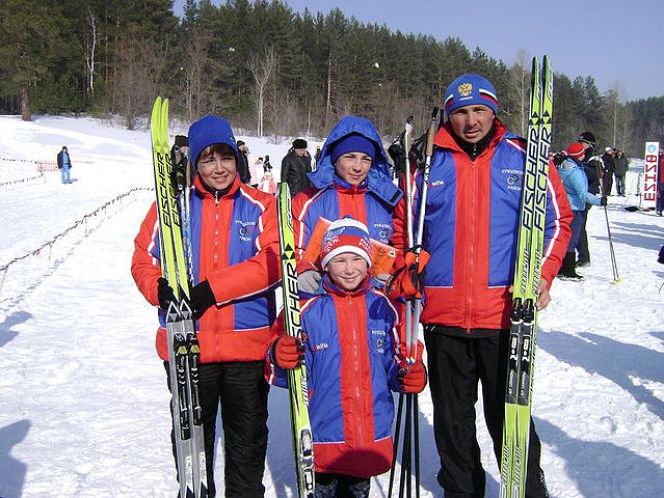 Семья Штрак на зимней сельской олимпиаде-2009 в Троицком районе.  Фото из фотоальбома семьи Штрак 