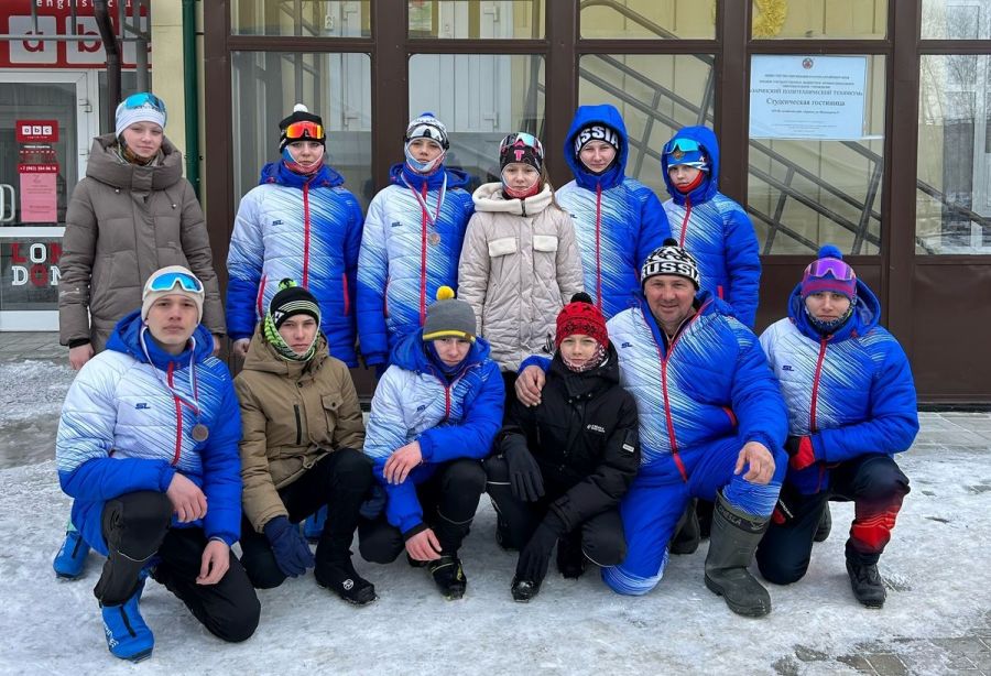 Команда Рубцовского района на краевых соревнованиях лыжников в Заринске. Фото из фотоальбома семьи Штрак 