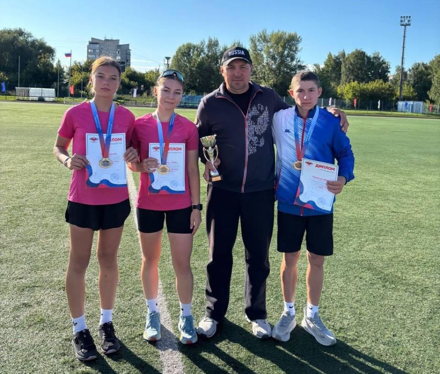 Владимир Штрак с Лилией Гуланян, Кариной Брауэр и Александром Покатиловым на соревнованиях в Барнауле.  Фото из фотоальбома семьи Штрак 