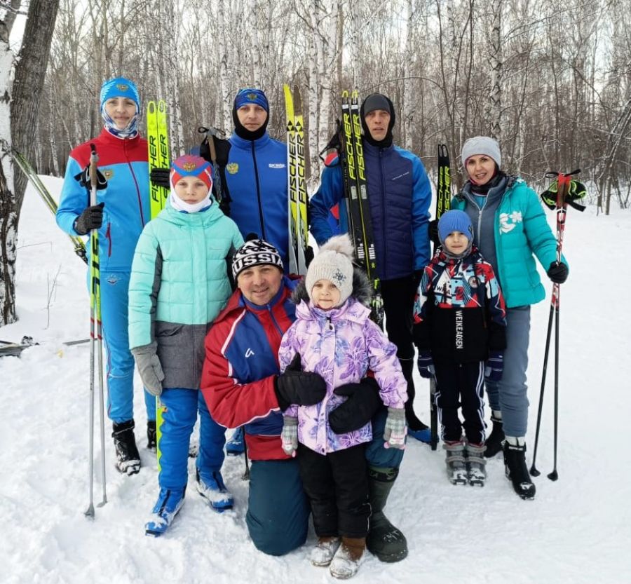 Спортивные семьи Заварзиных и Тренкеншу из Рубцовского района. На переднем плане их тренер Владимир Штрак. Фото из фотоальбома семьи Штрак 