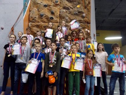 На новых скалодромах в Барнауле провели первенство Алтайского края среди юношей и девушек до 13 лет.