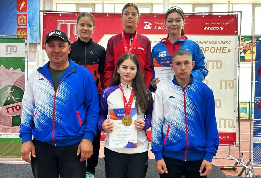 Спортсмены Рубцовского района в составе сборной Алтайского края на чемпионате и первенстве СФО 2025 года по полиатлону в Ачинске. В нижнем ряду Владимир Штрак, Виктория Мумбер (победительница соревнований среди спортсменок до 21 года), Александр Покатилов; в верхнем ряду - Любовь Першина, Карина Брауэр и Лилия Гуланян. Фото из фотоальбома семьи Штрак 