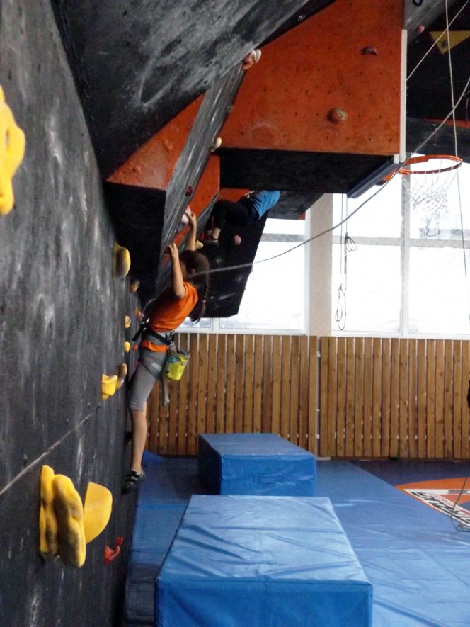 На новых скалодромах в Барнауле провели первенство Алтайского края среди юношей и девушек до 13 лет.