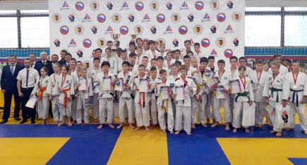 Сборная Алтайского края впервые стала победителем первенства Сибири по джиу-джитсу.