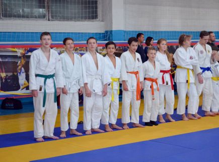 Сборная Алтайского края впервые стала победителем первенства Сибири по джиу-джитсу.