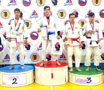 Сборная Алтайского края впервые стала победителем первенства Сибири по джиу-джитсу.