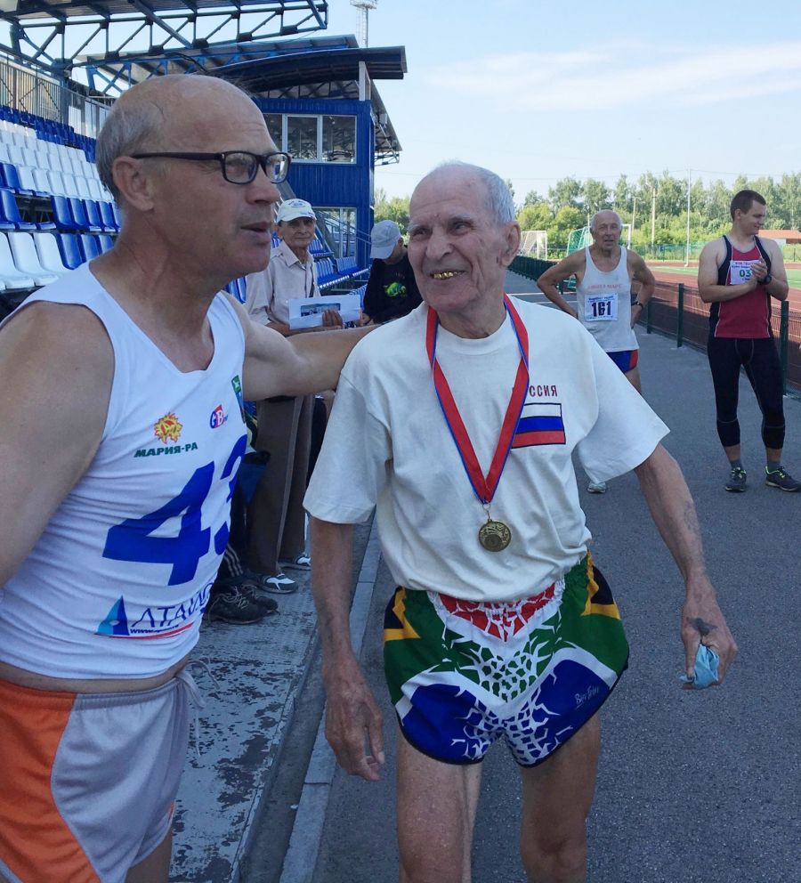 Александр Богумил со старейшем марафонцем Алтая Николаем Борзых. Фото из архива Алексея Герасимова
