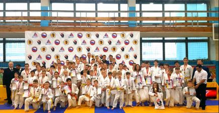 Сборная Алтайского края впервые стала победителем первенства Сибири по джиу-джитсу.