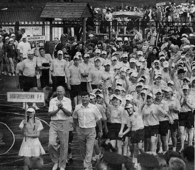 Парадный шаг чемпионов сельской олимпиады-2009 - спортсменов Благовещенского района. Фото: Евгений Налимов/ "Алтайская правда"