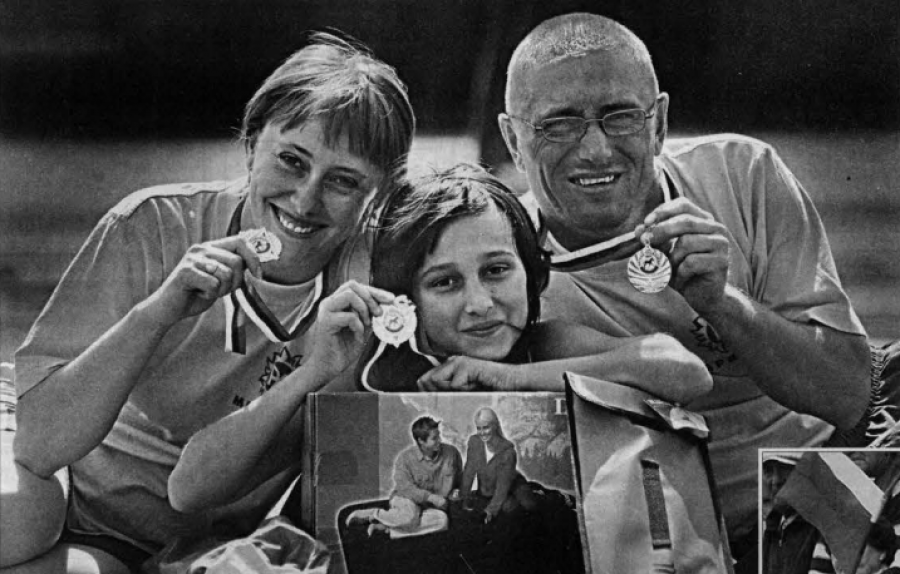 Ольга, Юля и Евгений Церинг из Поспелихинского района - чемпионы олимпиады среди спортивных семей с девочкой. Фото: Евгений Налимов/ "Алтайская правда"