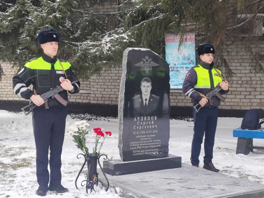 Перед соревнованиями родные и друзья побывали на митинге, посвященном открытию памятника Сергею. В июле 2018 года инспектор ДПС Арляпов Сергей Сергеевич погиб на посту при попытке задержать нарушителя. Памятник ему установлен у входа в МО МВД России "Заринский". Фото: МАУ "Спорт"