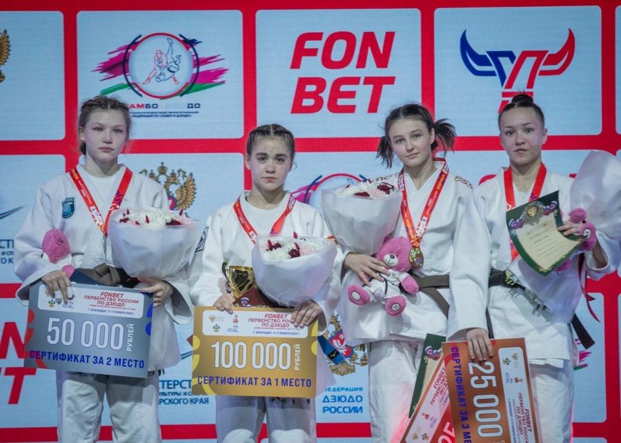 Призовой пьедестал первенства России в весовой категории до 44 кг. Фото: Марина Майорова/Федерация дзюдо России