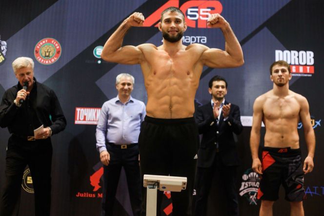 Шерхан заходит в клетку