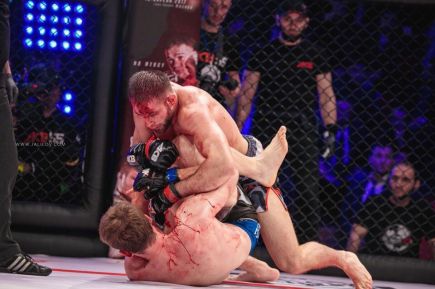 Шерхан заходит в клетку