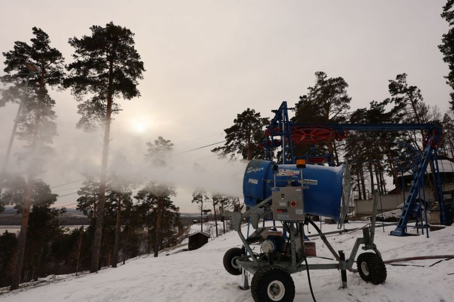 На основных трассах ГЛК "Авальман" продолжается оснеживание склонов. Фото: Александр Чёрный/"Алтайский спорт"
