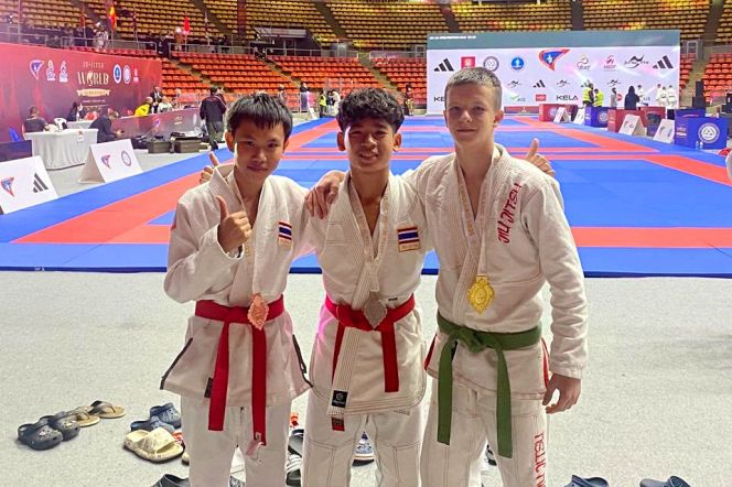 Кирилл Гуляев на фото справа