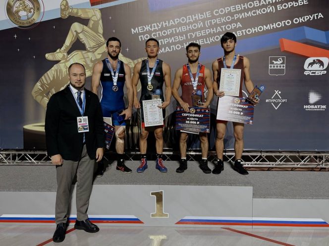 Юрий Тапаа второй слева