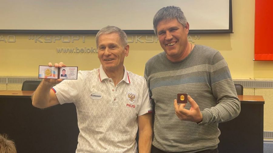 Председатель коллегии судей Российской федерации горнолыжного спорта Алексей Орлов вручил Степану Старшенко знак "Судья Всероссийской категории". Фото: Российская федерация горнолыжного спорта