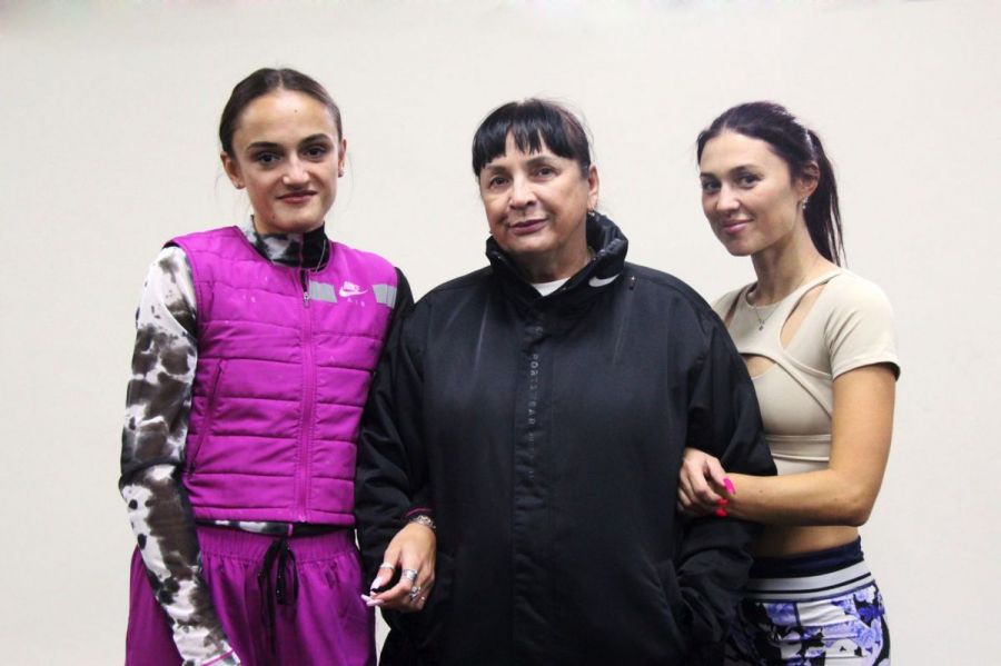 Заслуженный тренер России Надежда Клевцова со своими воспитанницами - Полиной Ткалич (слева) и Жанной Уколовой. Фото из архива "АС"  