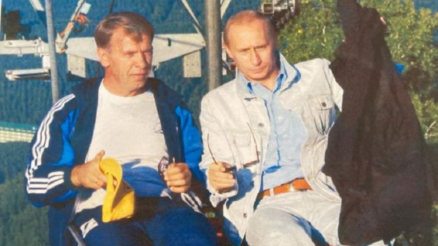 Сергей Кизилов и Владимир Путин на подъемнике в Белокурихе. 2003 год. Фото из архива Сергея Кизилова