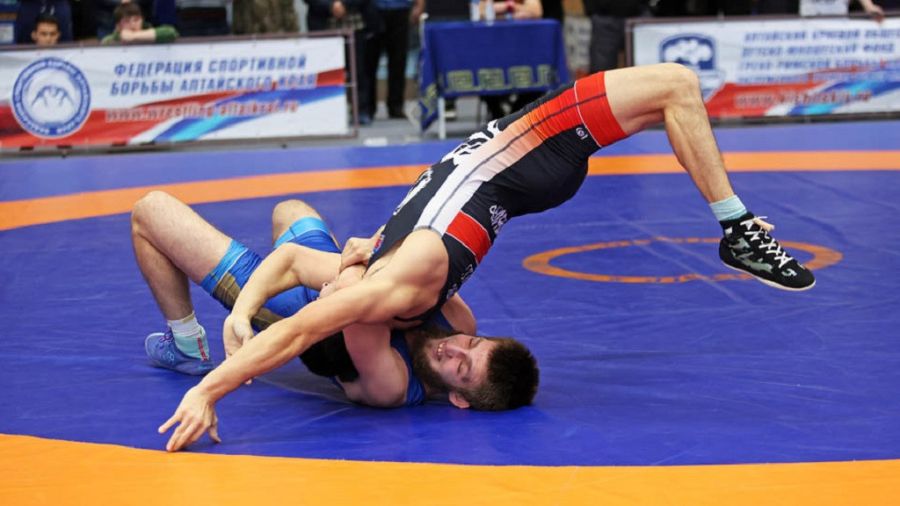 Красивый бросок Руслана Новрузова в финальном поединке. Фото: Андрей Каспришин / «Алтайская правда»
