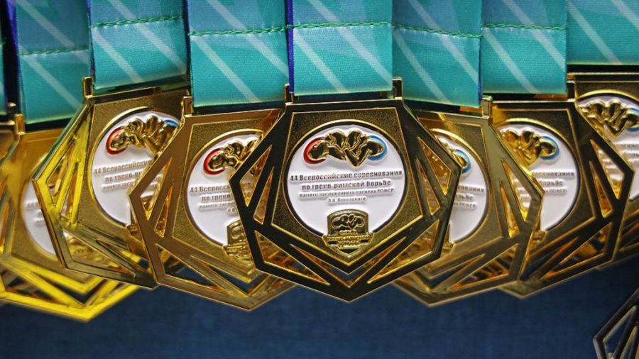Золотые медали турнира. Фото: Андрей Каспришин / «Алтайская правда»