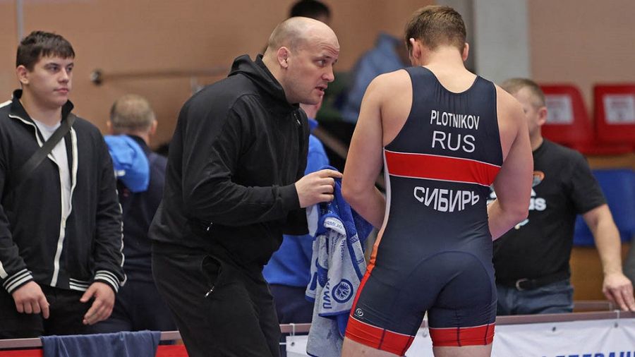 Виталий Щур (слева) в роли секунданта. Фото: Андрей Каспришин / «Алтайская правда»