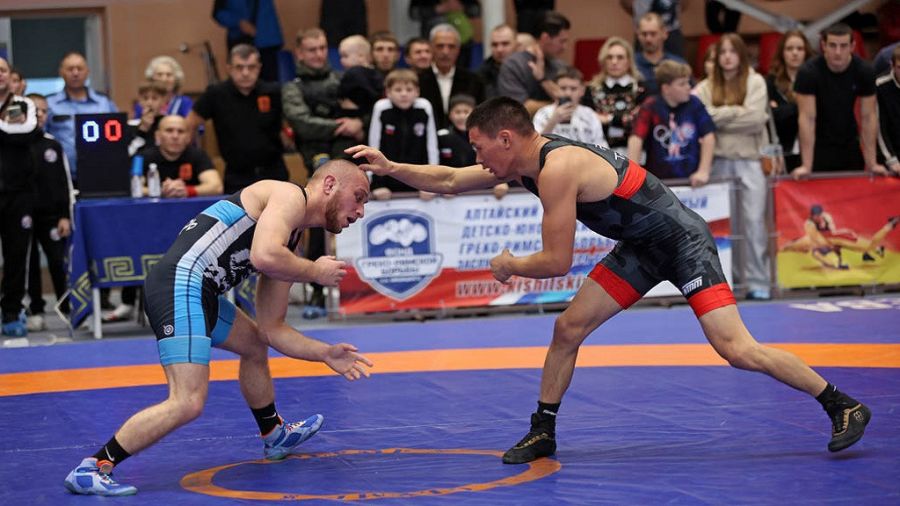 Алихан Асланов (слева) против Юрия Тапаа. Фото: Андрей Каспришин / «Алтайская правда»