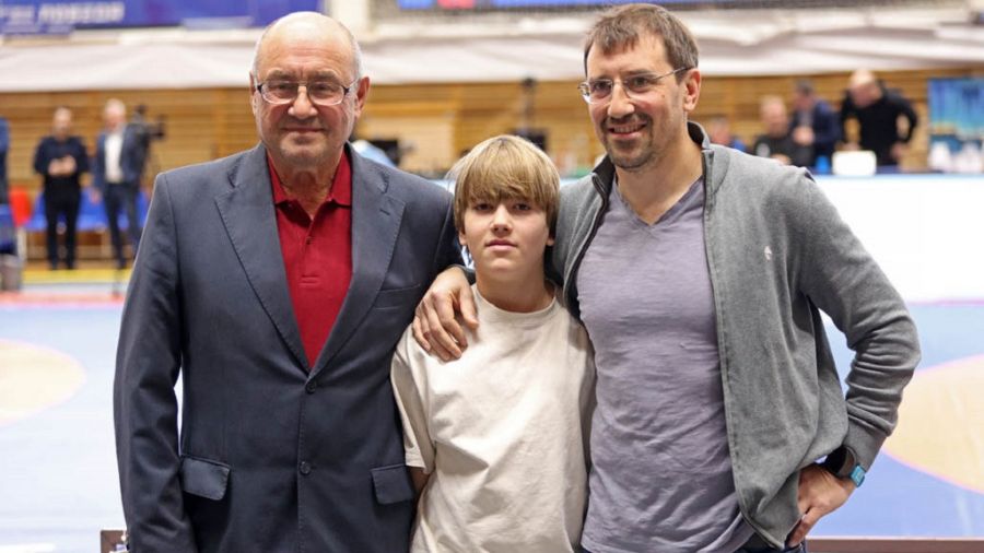 Сын, внук и правнук Анатолия Кишицкого. Фото: Андрей Каспришин / «Алтайская правда»