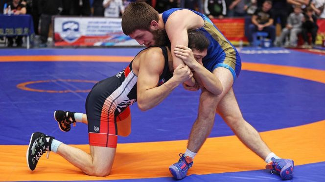 Финальная схватка между Русланом Новрузовым (в синем трико) и Алексеем Пахтаевым. Фото: Андрей Каспришин / «Алтайская правда»