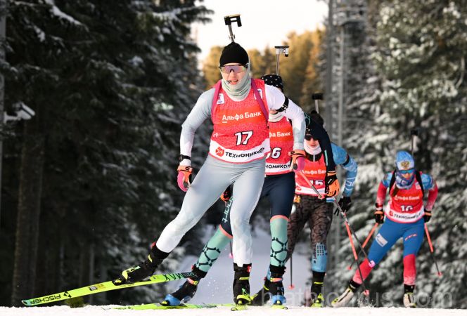 Анастасия Гришина (№17) на трассе гонки преследования. Фото: СБР