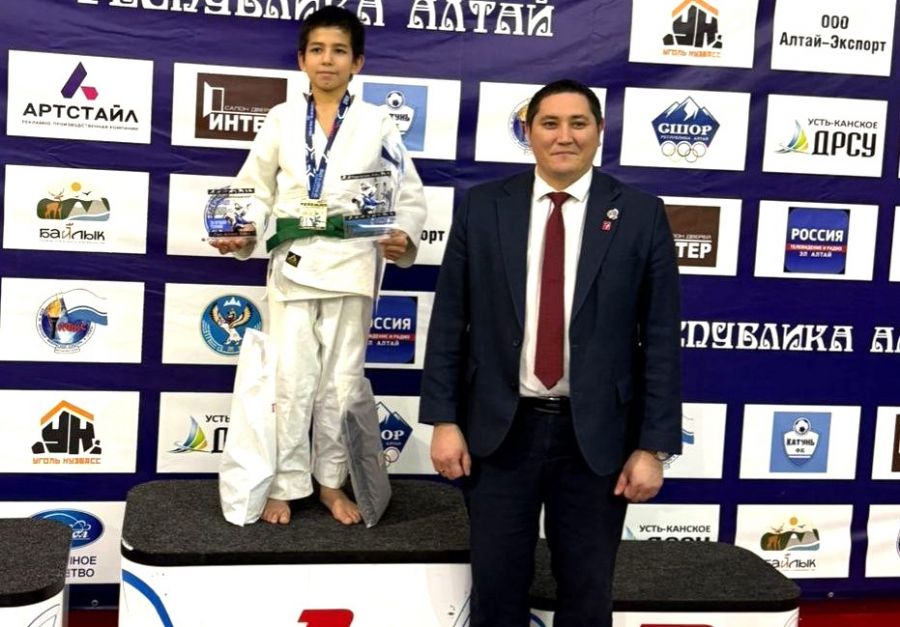 Кабир Майсупов с призом "За лучшую технику". Справа  заслуженный мастер спорта России Виталий Уин. Фото: Ксения Вотякова