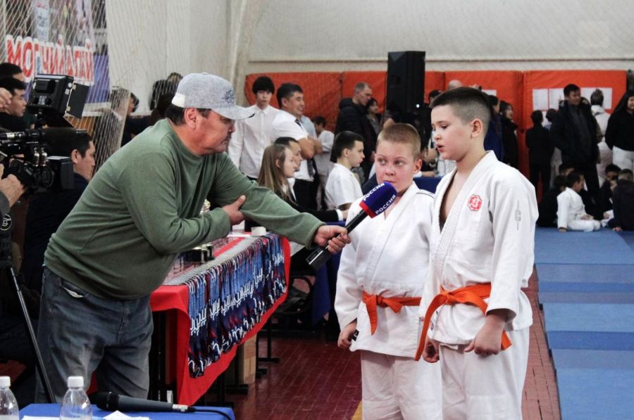 Максим Деханов и Семён Никотин дают интервью телеканалу "Россия". Фото: Ксения Вотякова