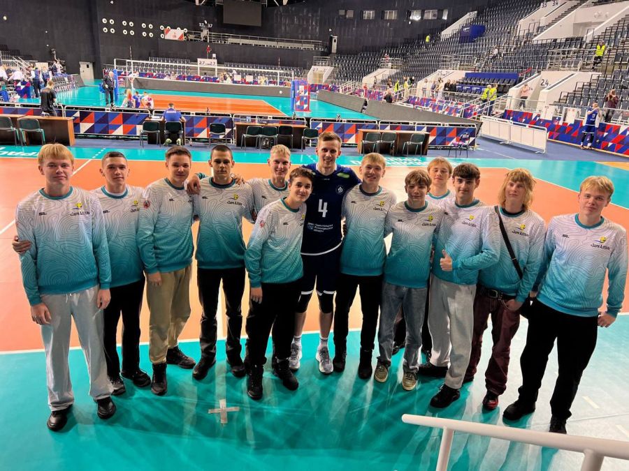 Игроки Алтайского края посетили игру мужской Суперлиги между красноярским «Енисеем» и «Динамо-ЛО», а после матча встретились с воспитанником алтайского волейбола Фёдором Воронковым. Фото: «Заря Алтая»