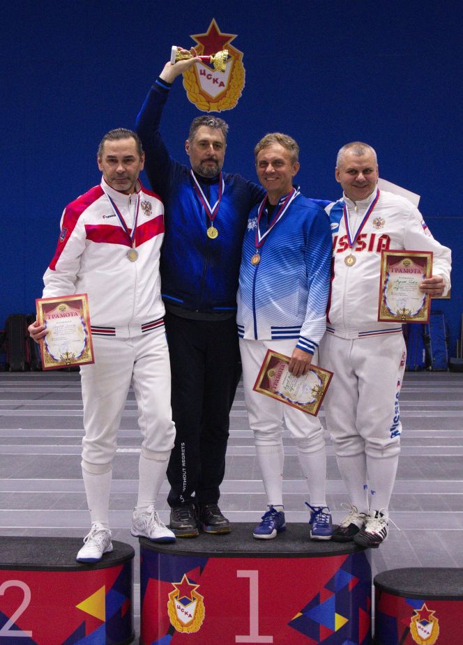 Барнаулец Павел Лимков (справа) завоевал бронзу ветеранского Кубка России среди саблистов. Фото: Андрей Тарасов